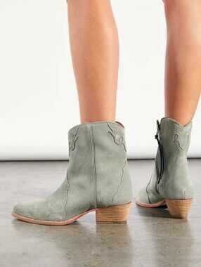 Free People New Frontier Western boots in a dusty blue suede Sz 36 (US 6)
